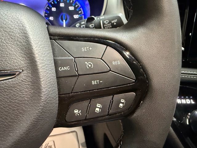 Used 2025 Chrysler Pacifica Limited image 38