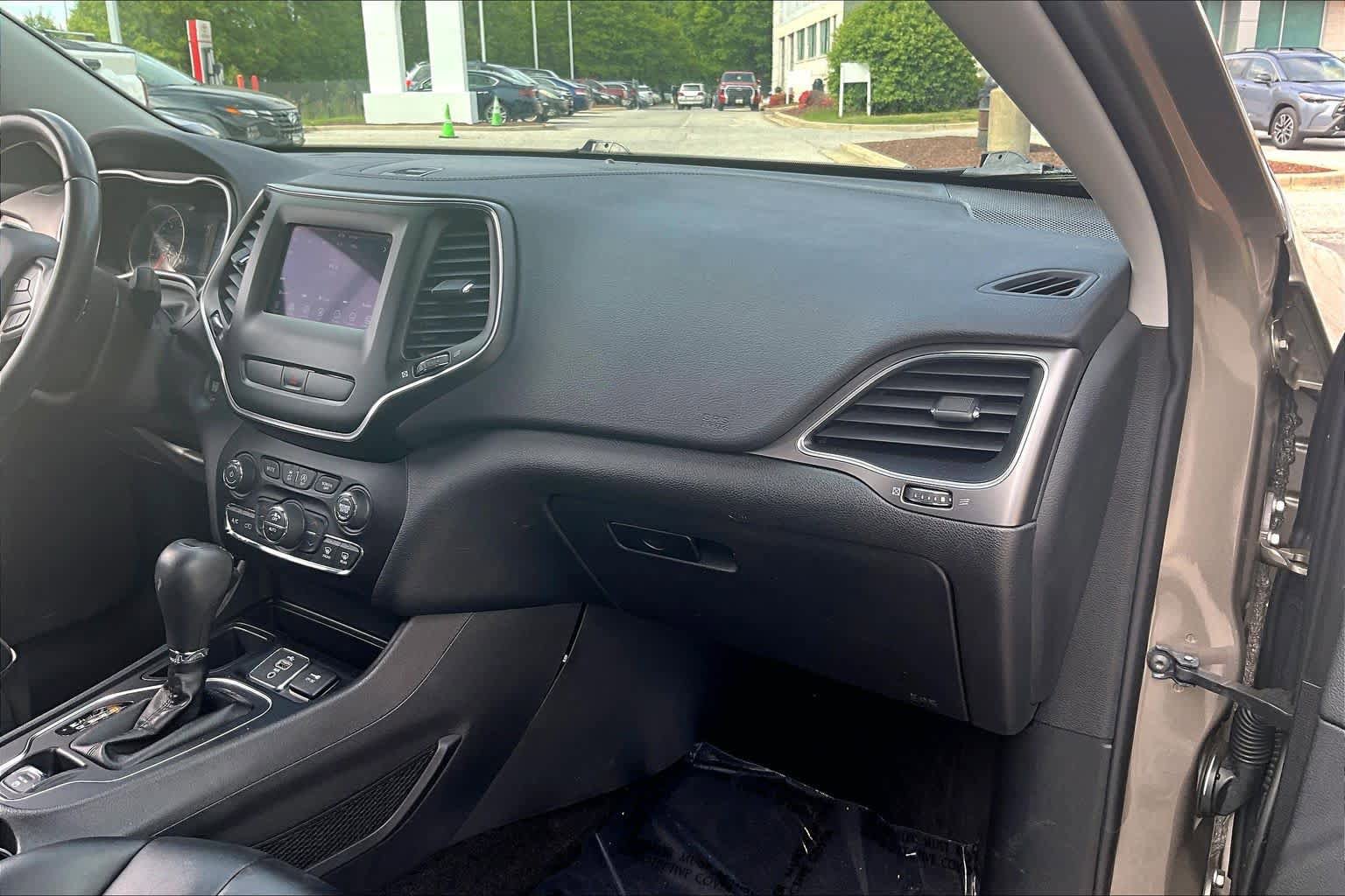 Used 2019 Jeep Cherokee Latitude Plus w/ Comfort/Convenience Group FWD image 18