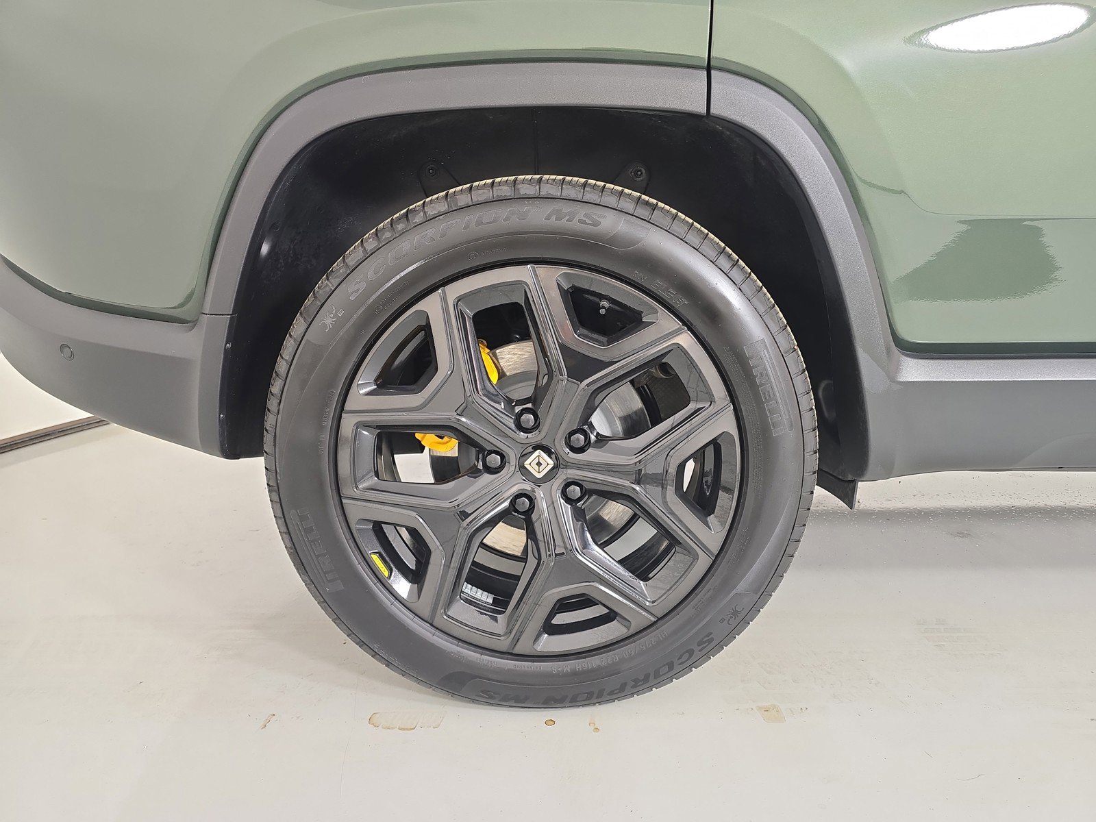 Used 2025 Rivian R1S Premium image 12