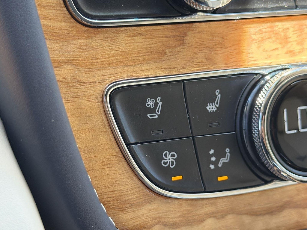 Used 2023 Bentley Bentayga Plug-In Hybrid AWD/4WD image 17