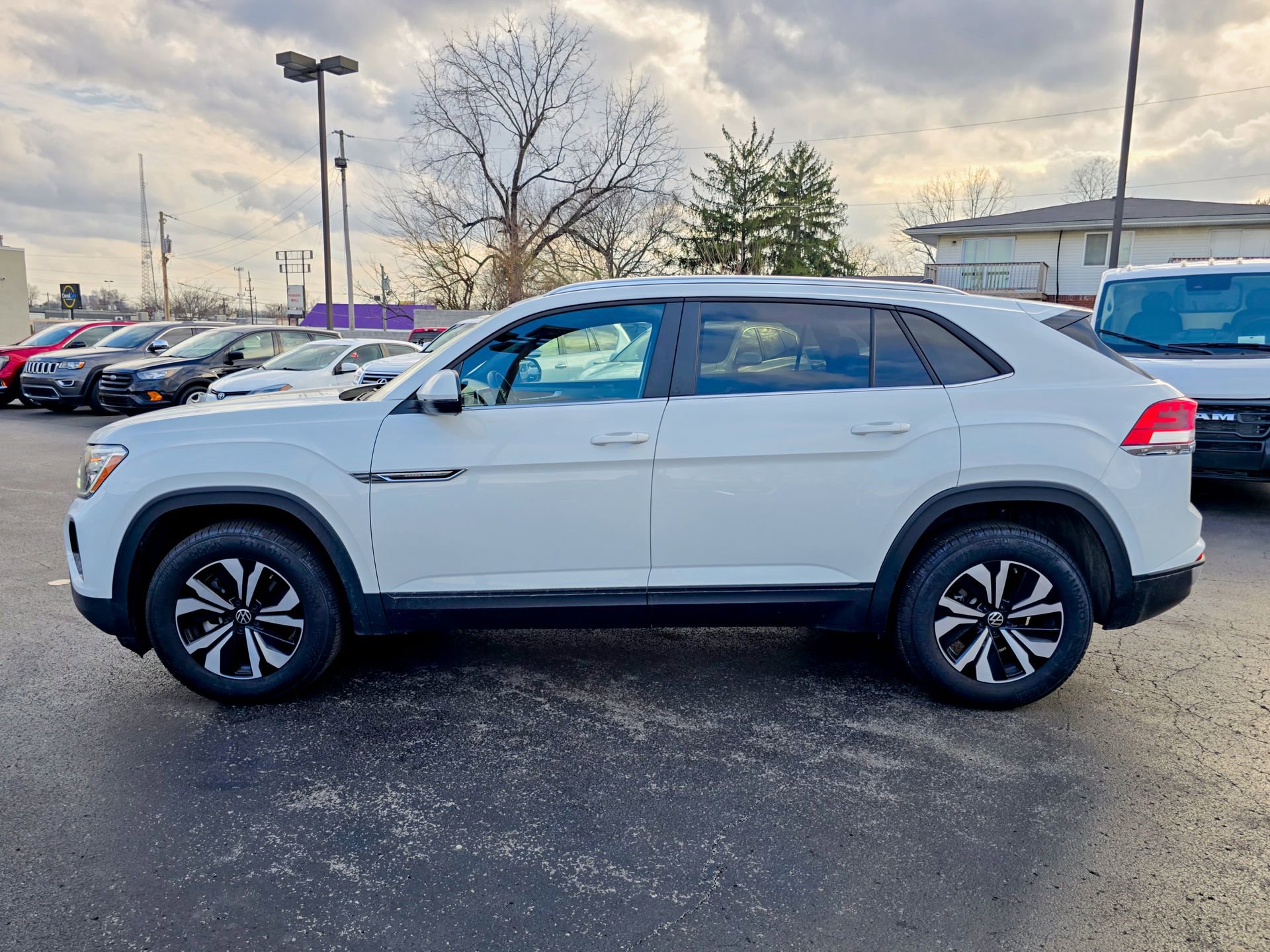 Used 2024 Volkswagen Atlas Cross Sport SE image 9