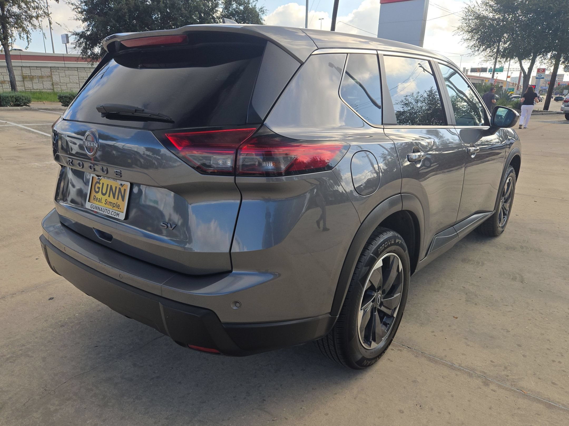 Used 2024 Nissan Rogue SV AWD/4WD image 3