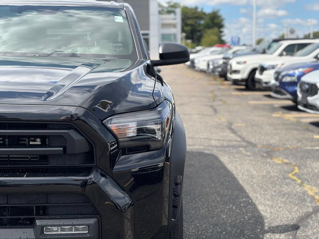 Used 2025 Toyota 4Runner SR5 AWD/4WD image 4