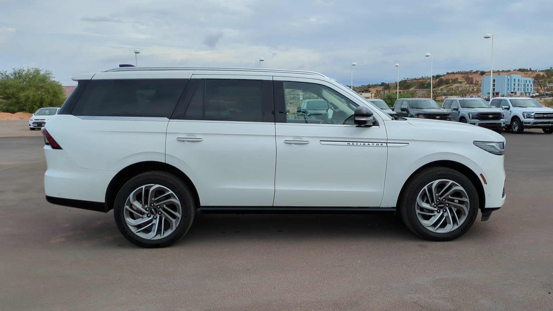 Used 2025 Lincoln Navigator Reserve AWD/4WD image 2
