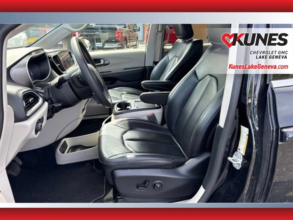 Used 2023 Chrysler Pacifica Touring-L FWD image 11