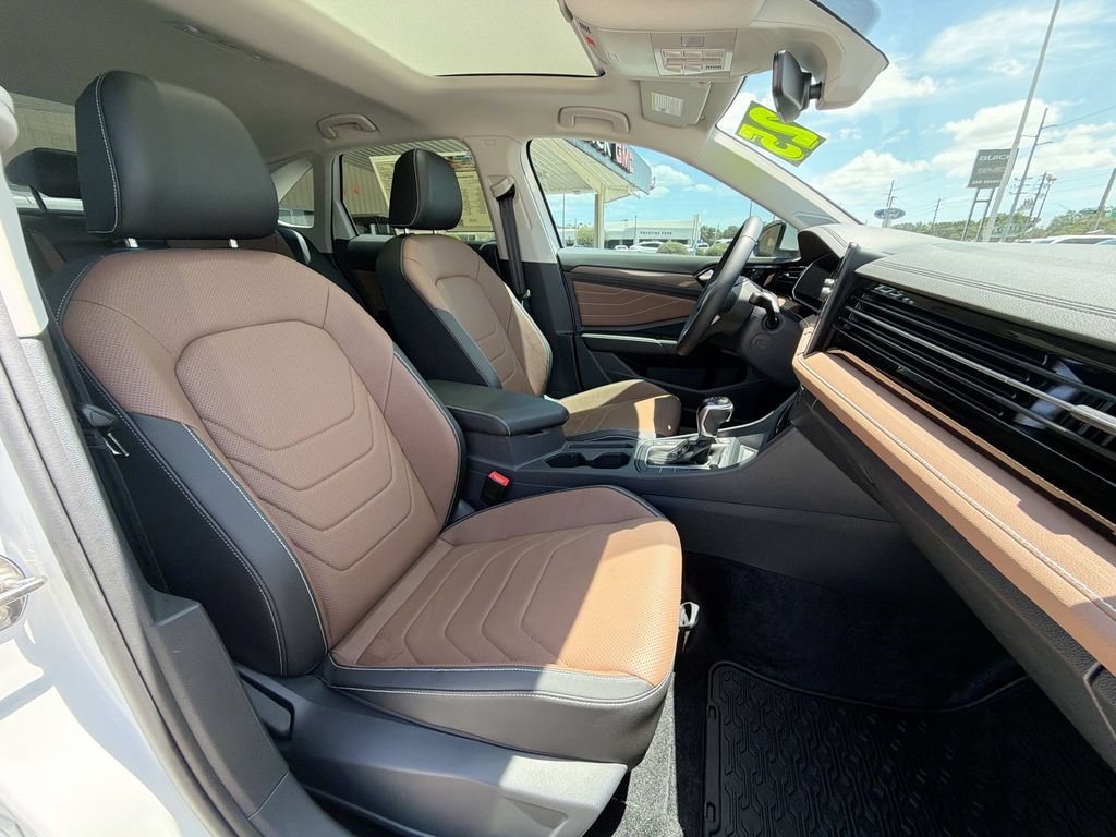 Used 2025 Volkswagen Jetta SEL FWD image 12
