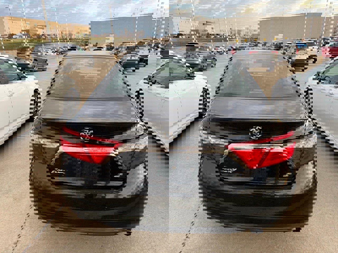 Used 2017 Toyota Camry SE image 4