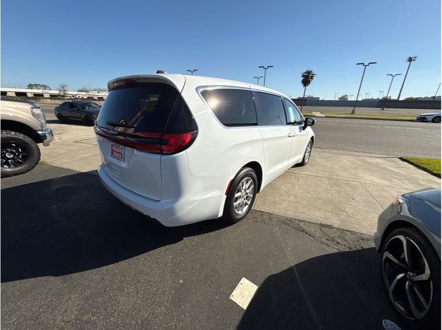 Used 2023 Chrysler Pacifica Touring-L FWD image 5
