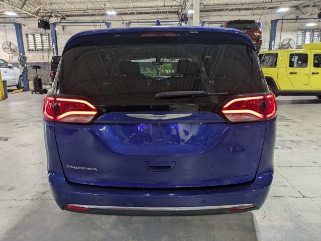 Used 2020 Chrysler Pacifica Touring-L FWD image 4