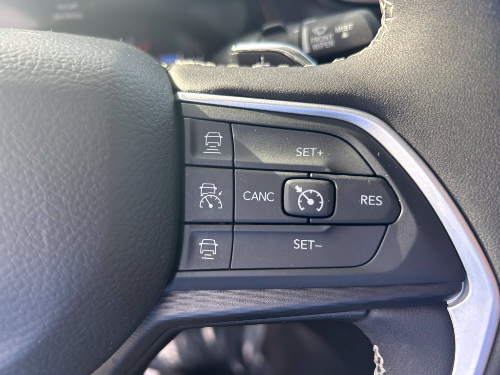 Used 2023 Jeep Grand Cherokee Laredo w/ Luxury Tech Group I RWD image 43