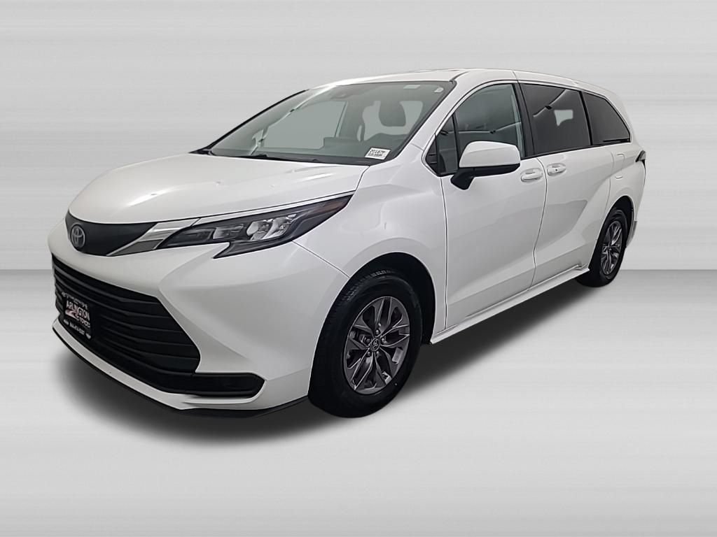 Used 2025 Toyota Sienna LE FWD image 9