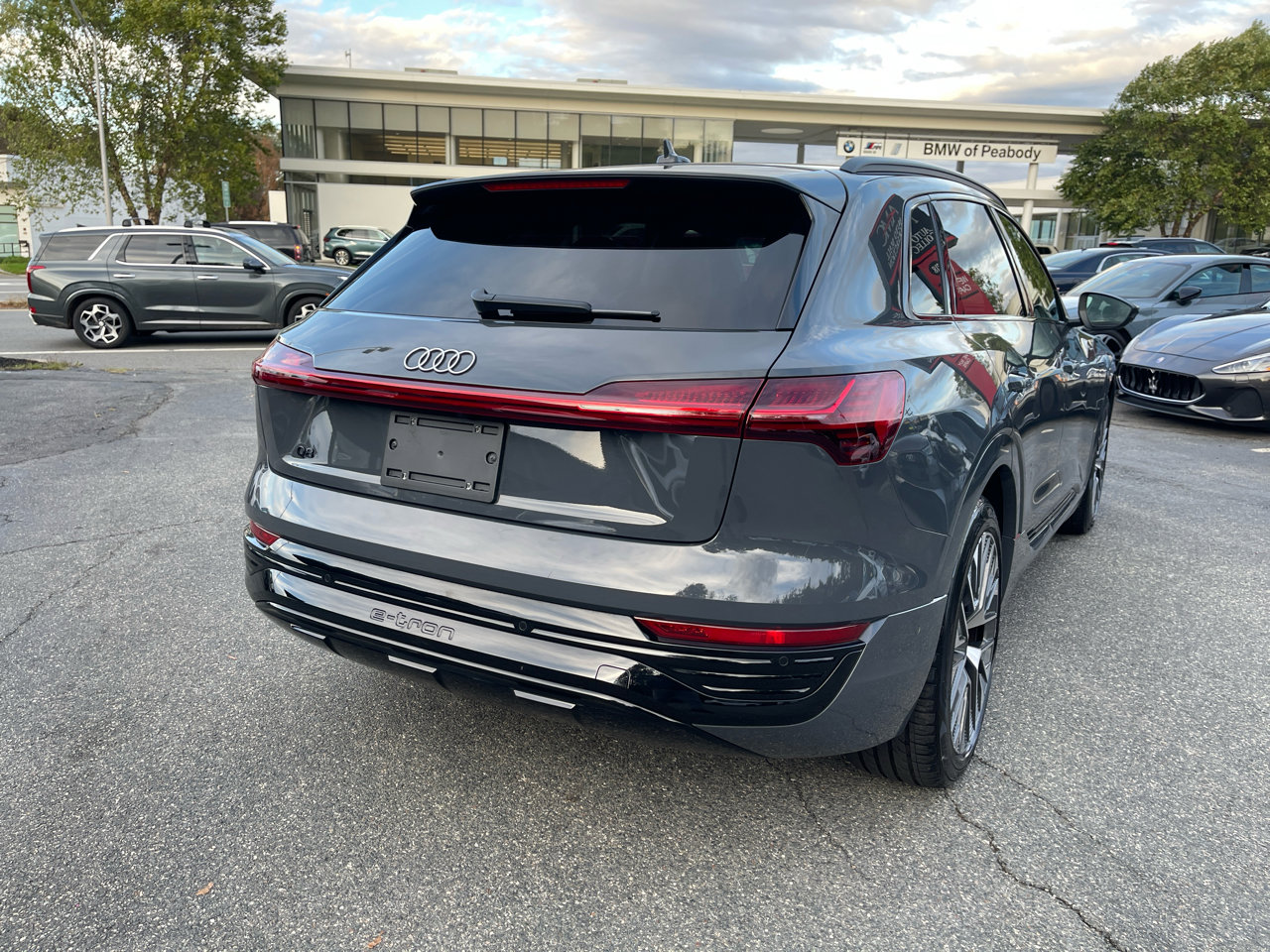 Used 2024 Audi Q8 e-tron Premium Plus w/ Premium Plus Package image 22