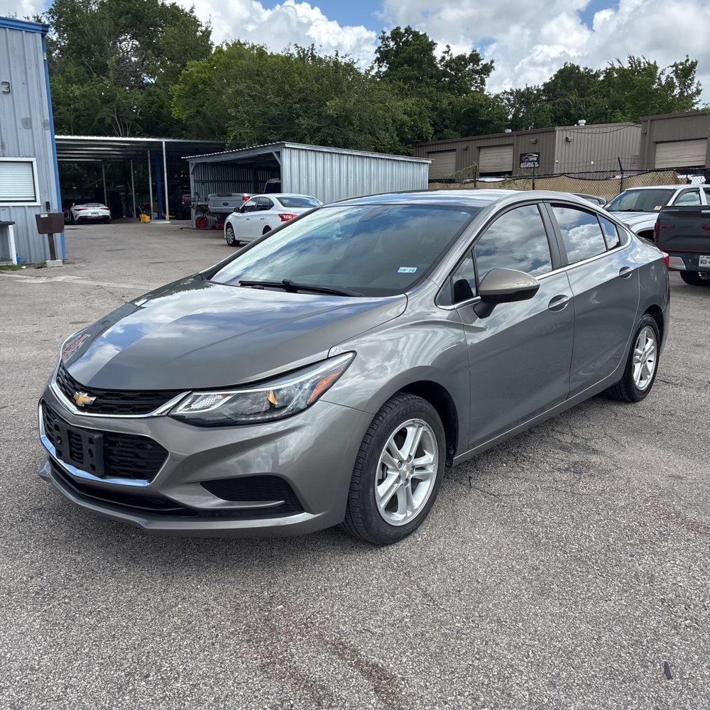 Used 2018 Chevrolet Cruze LT w/ Convenience Package FWD image 2