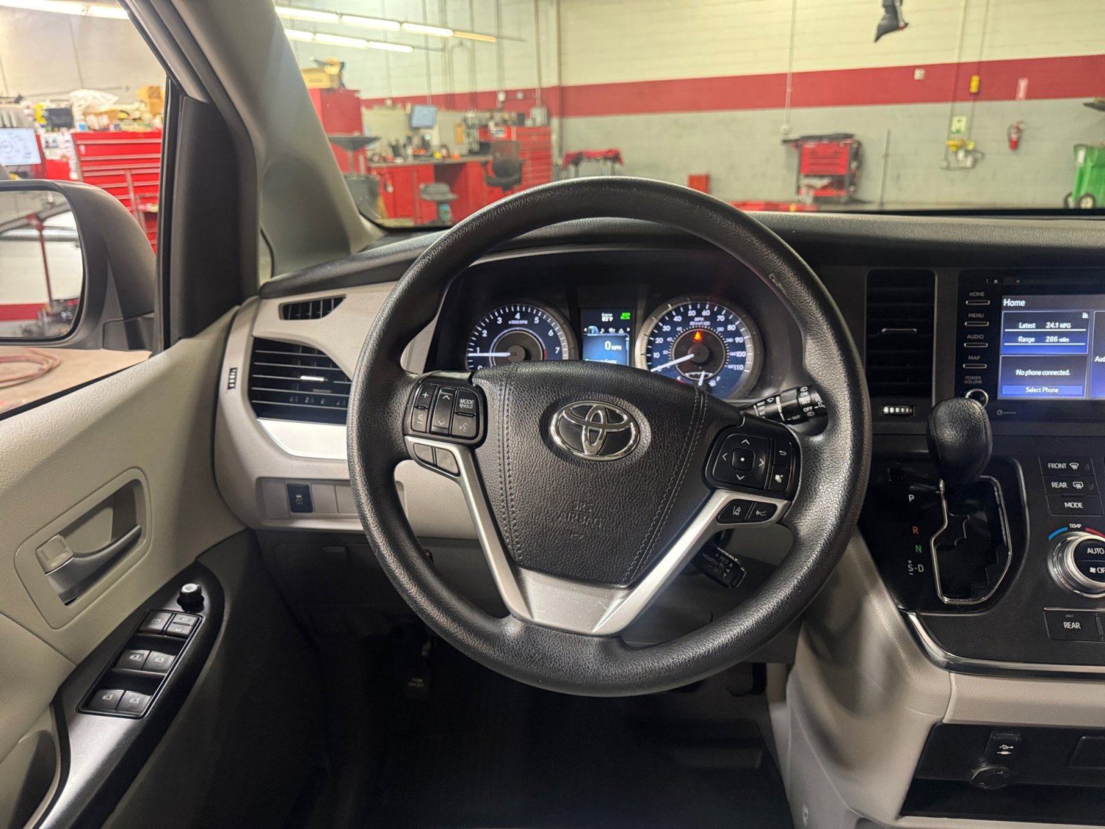Certified 2019 Toyota Sienna LE w/ LE Preferred Package FWD image 9