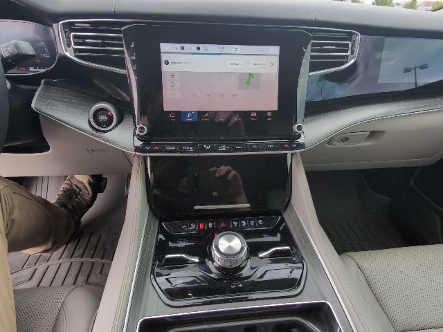 Used 2023 Jeep Wagoneer L Series III w/ Premium Group I AWD/4WD image 22