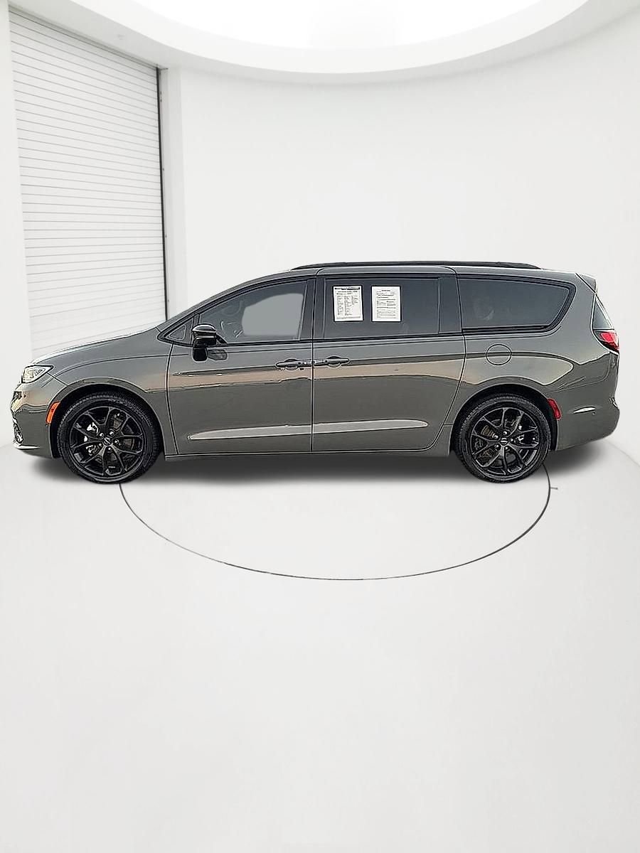 Used 2023 Chrysler Pacifica Limited w/ S Appearance Package image 2