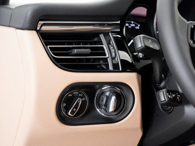 Certified 2025 Porsche Macan image 11