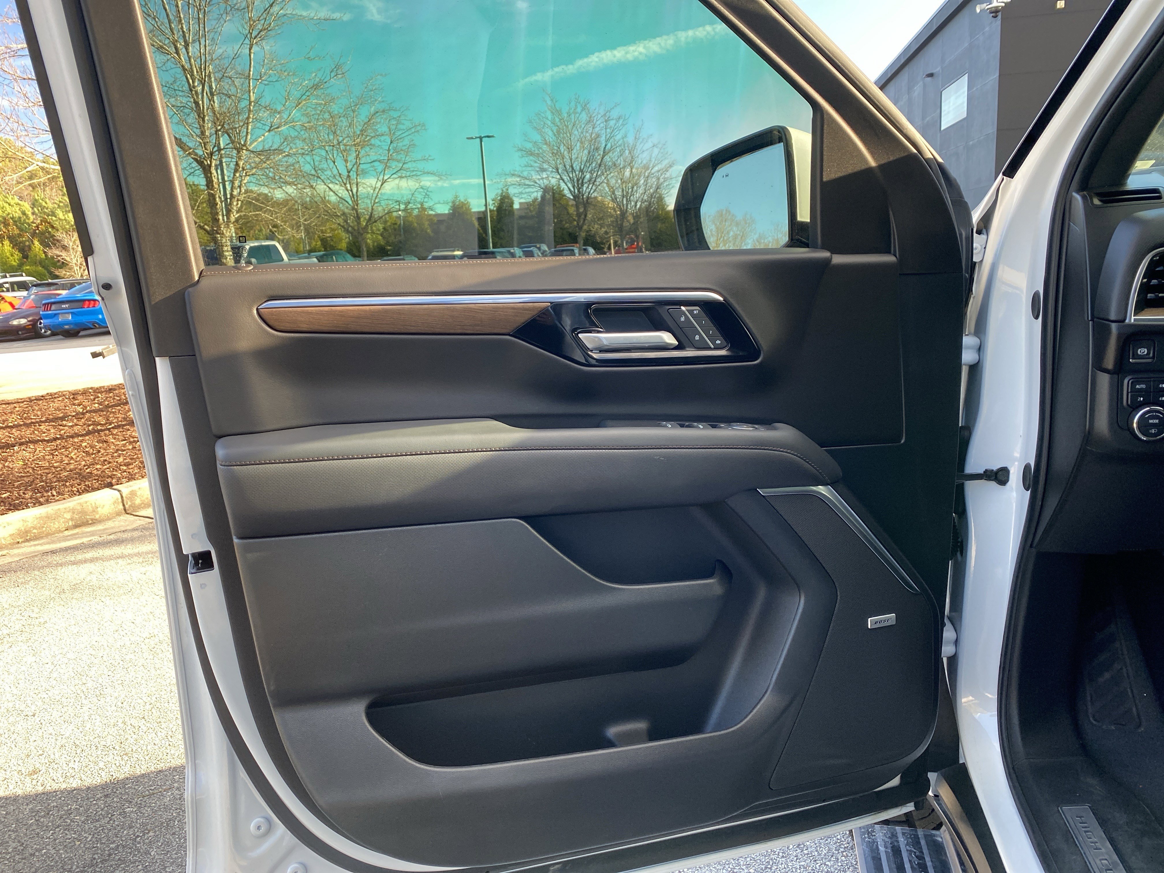 Used 2025 Chevrolet Suburban High Country image 24