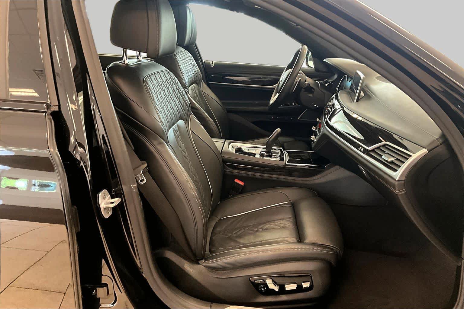 Used 2019 BMW 750i w/ Executive Package RWD image 7