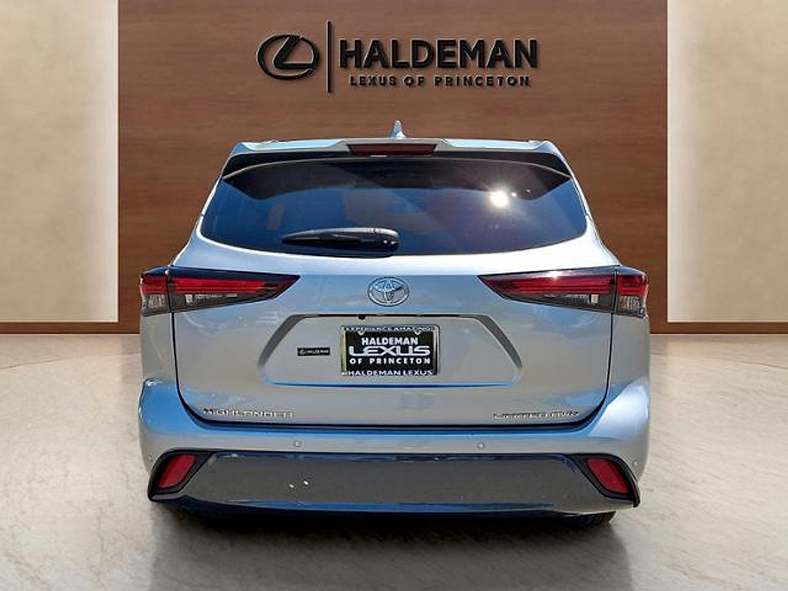 Used 2024 Toyota Highlander Limited AWD/4WD image 5