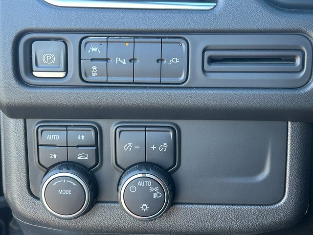 Used 2022 Chevrolet Suburban 4WD image 21