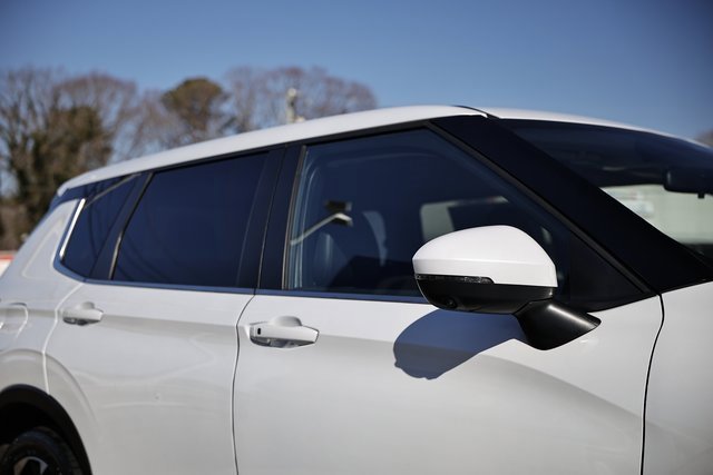 Used 2024 Mitsubishi Outlander SE image 11