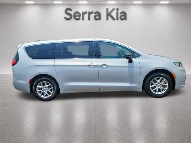 Used 2024 Chrysler Pacifica Touring-L FWD image 32