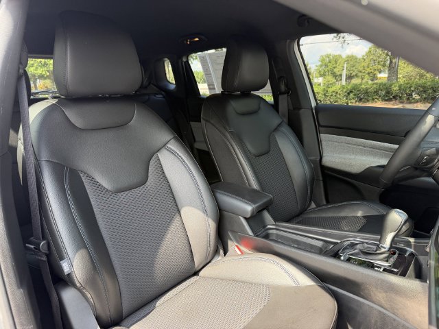 Used 2025 Jeep Compass Latitude AWD/4WD image 31