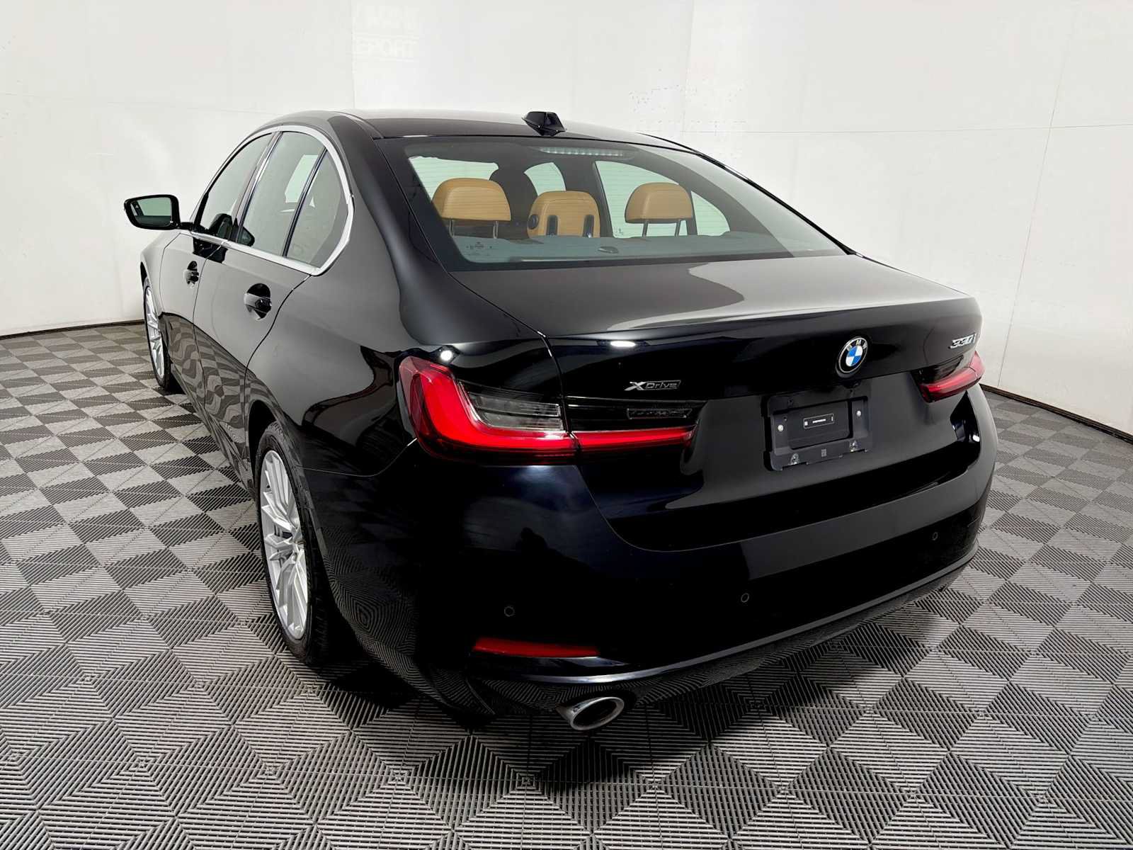 Used 2024 BMW 330i xDrive Sedan w/ Premium Package AWD/4WD image 5