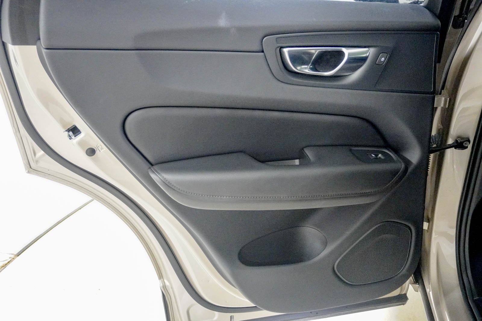 Used 2025 Volvo XC60 B5 Plus image 35