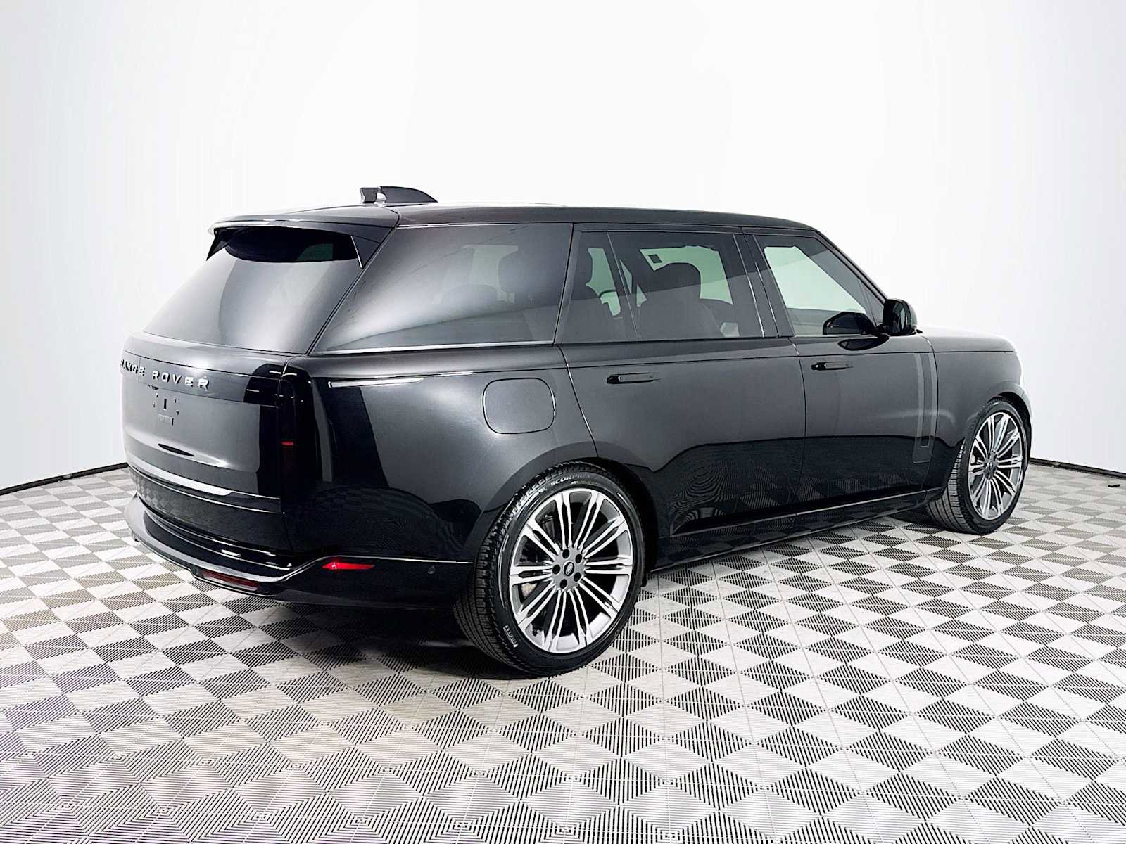 Used 2024 Land Rover Range Rover Long Wheelbase SE image 5