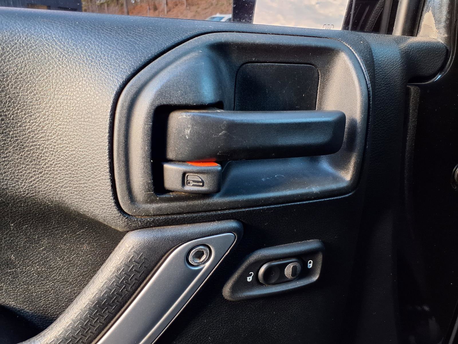 Used 2018 Jeep Wrangler Unlimited Sahara w/ Connectivity Group image 22