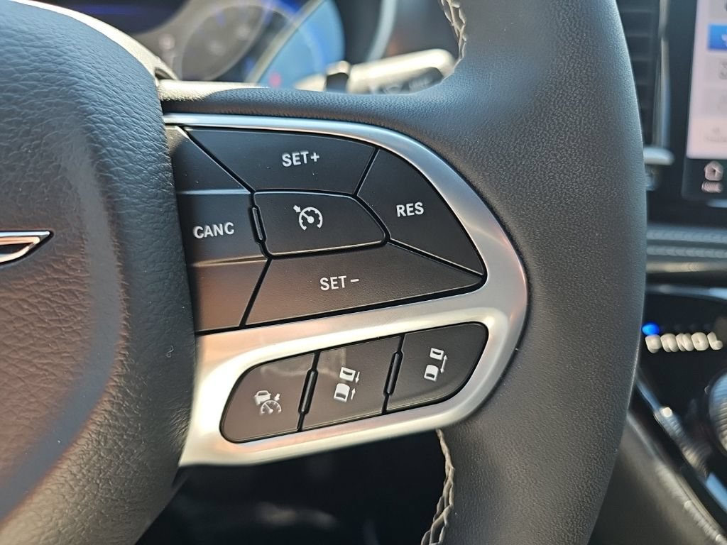 Used 2025 Chrysler Pacifica Select w/ Uconnect Theater Family Group AWD/4WD image 35