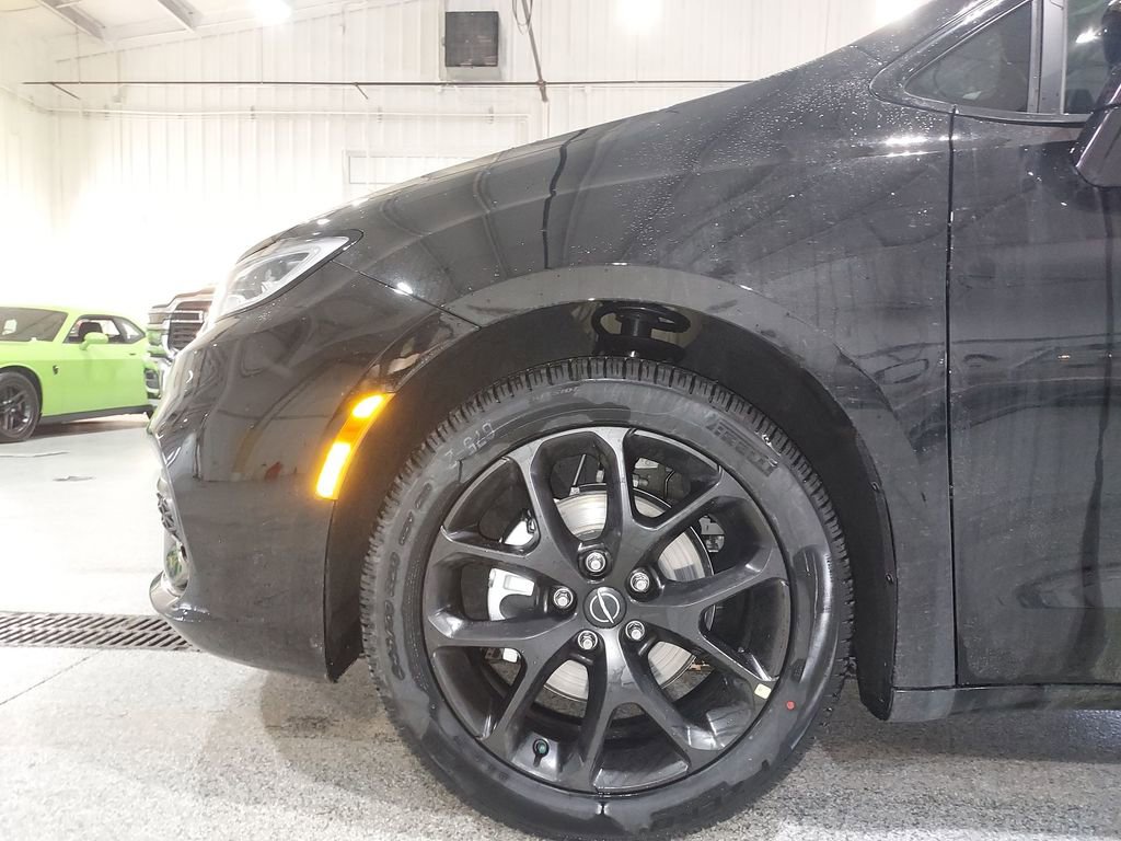 New 2026 Chrysler Pacifica Select w/ S Appearance Package image 16