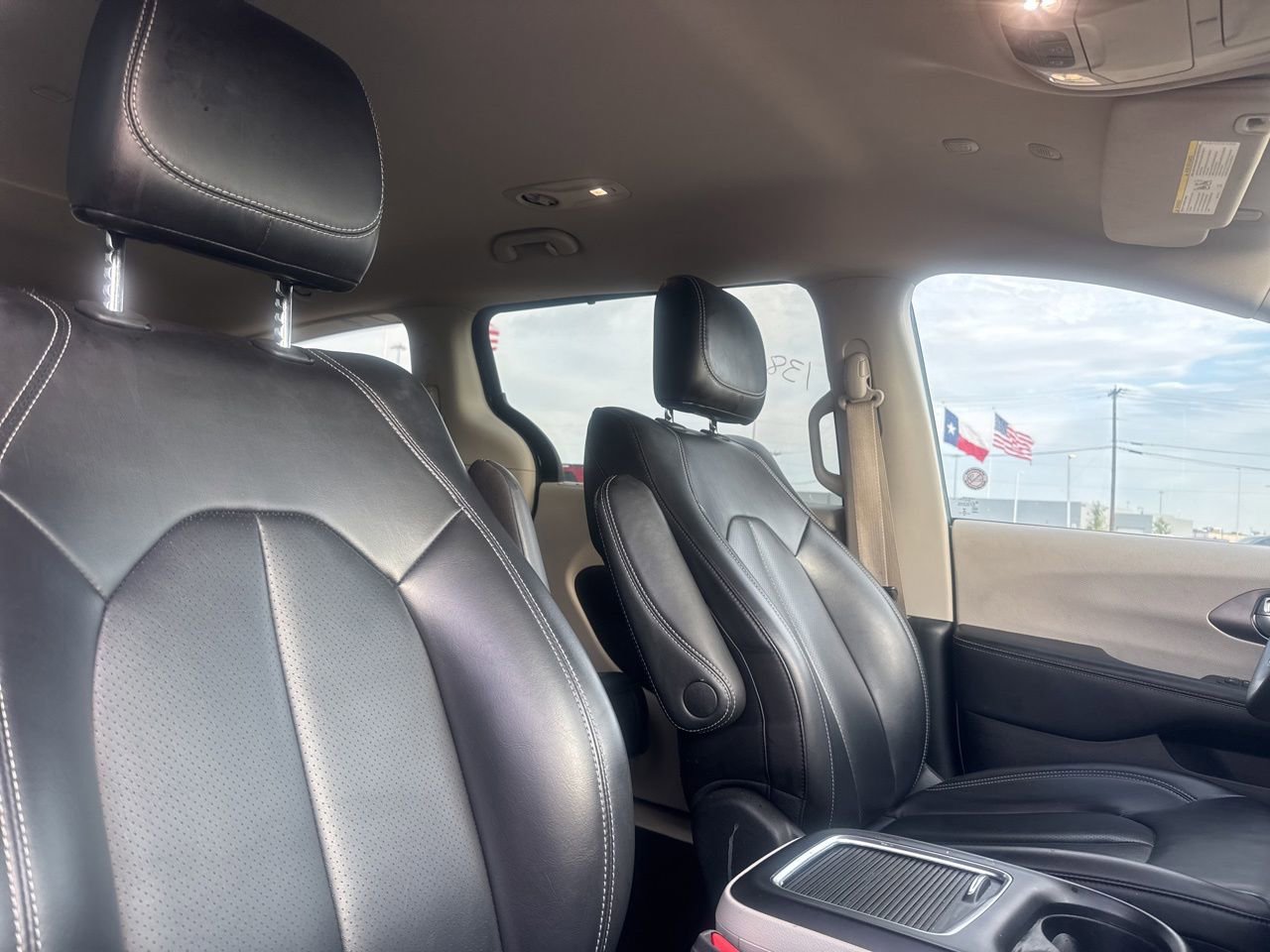 Used 2023 Chrysler Pacifica Touring-L FWD image 19