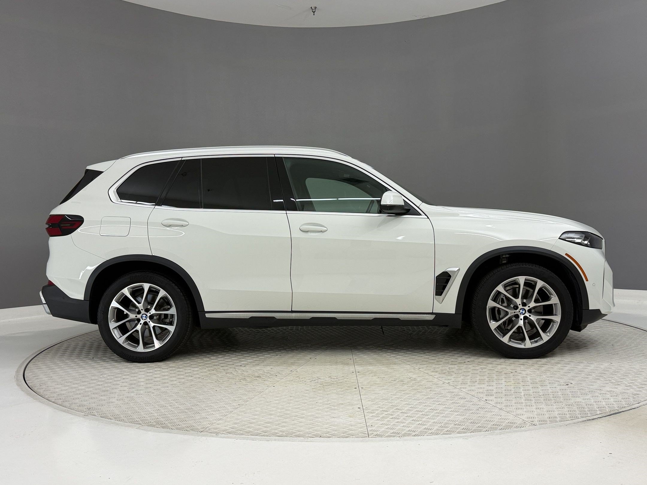 Certified 2024 BMW X5 xDrive40i w/ Parking Assistance Package AWD/4WD image 8