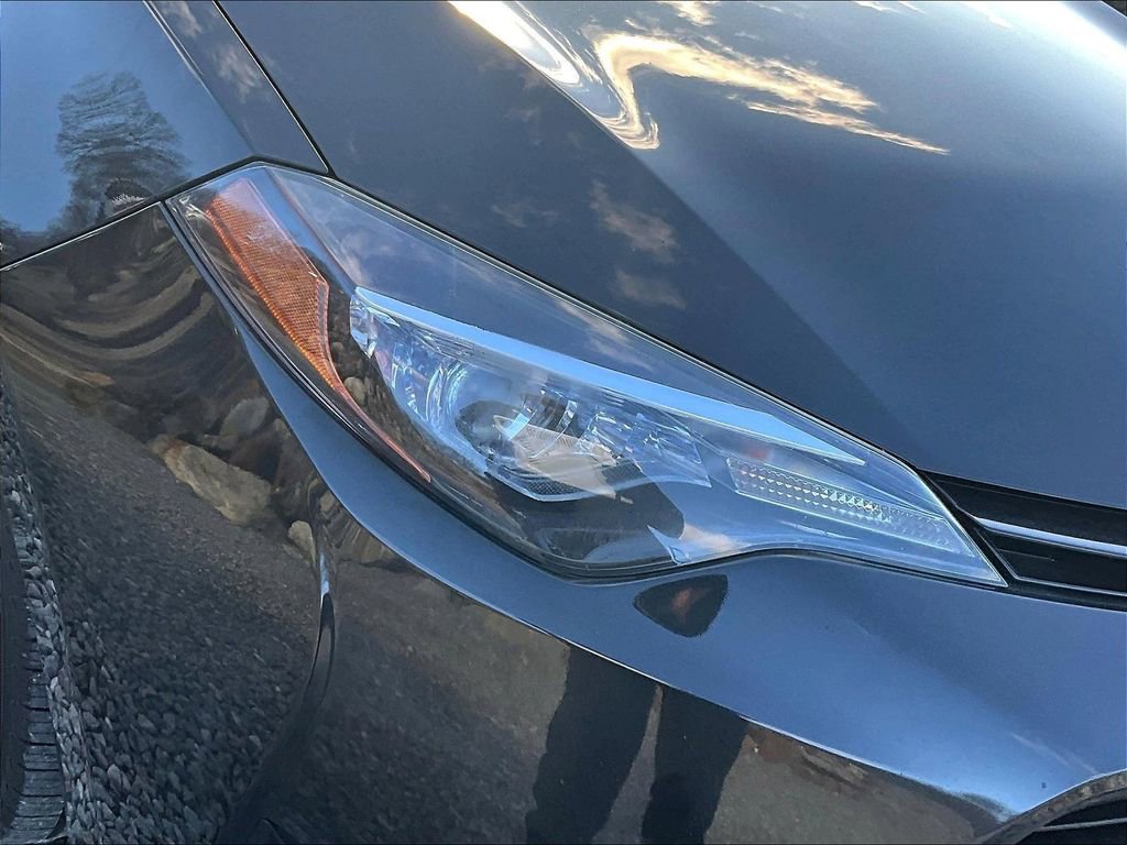 Used 2018 Toyota Corolla LE image 25