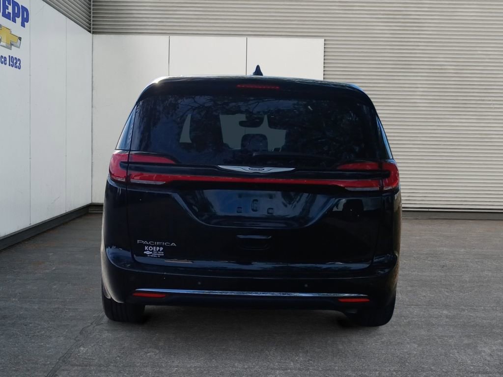 Used 2025 Chrysler Pacifica Select FWD image 4
