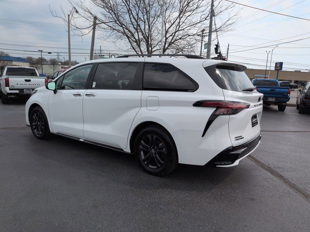 Used 2025 Toyota Sienna XSE w/ XSE Plus Package image 3