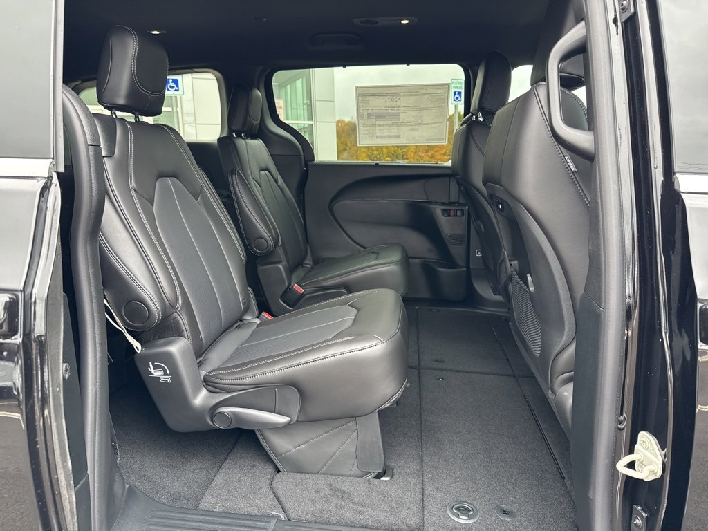 New 2026 Chrysler Pacifica Select image 11
