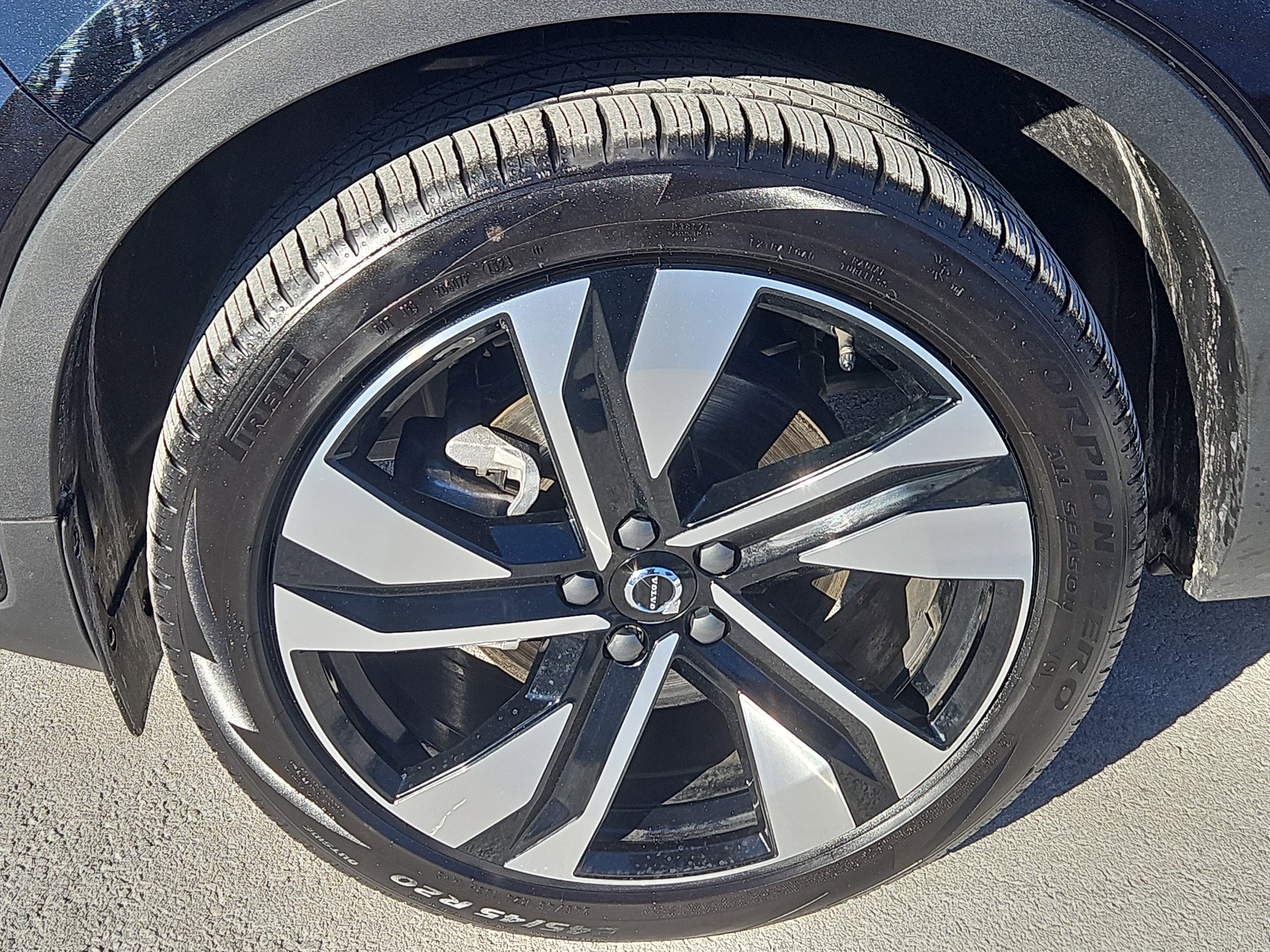 Used 2025 Volvo XC40 B5 Plus w/ Protection Package Premier image 4