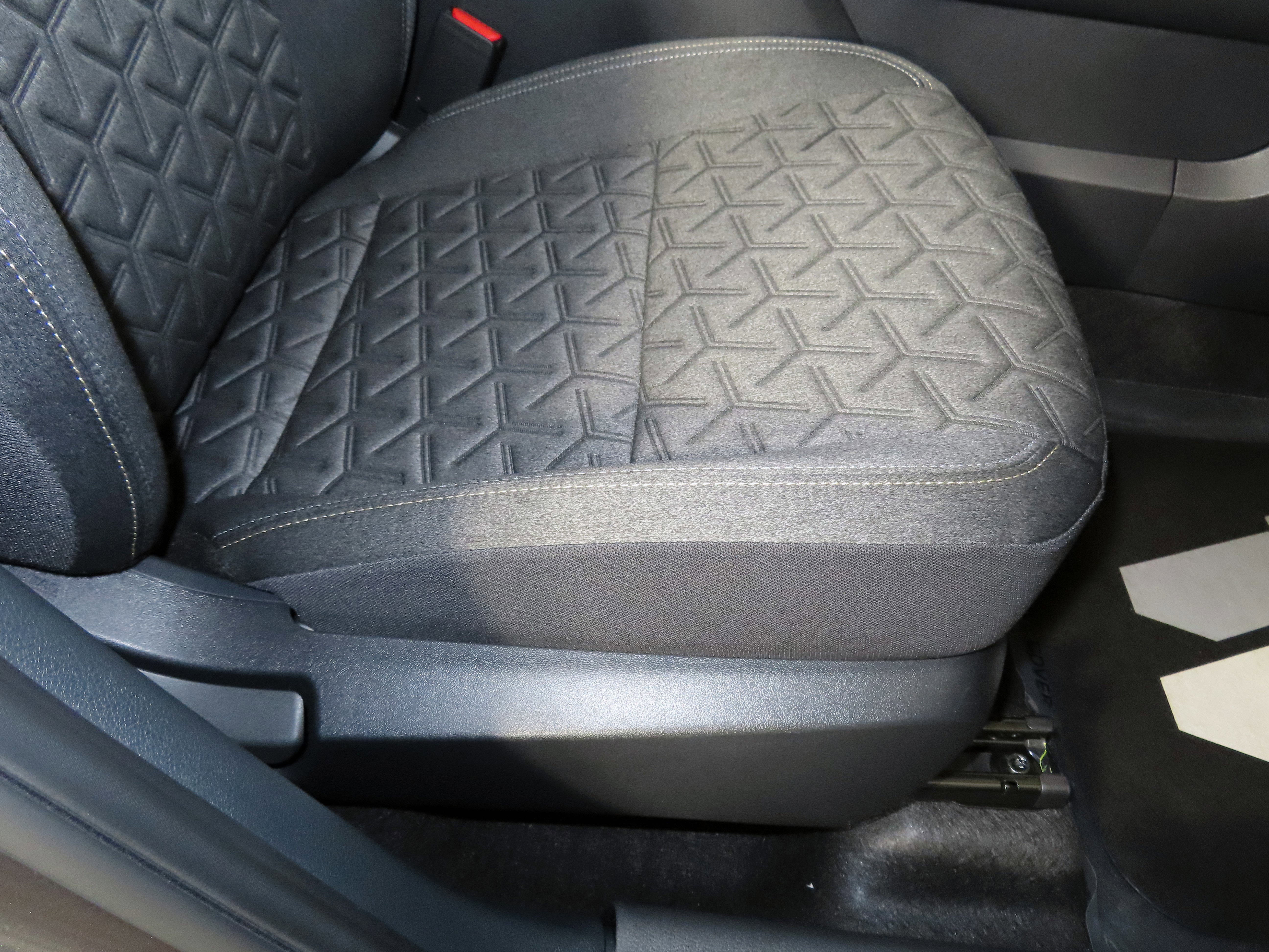 Certified 2025 Nissan Kicks SV w/ Illumination Package image 31