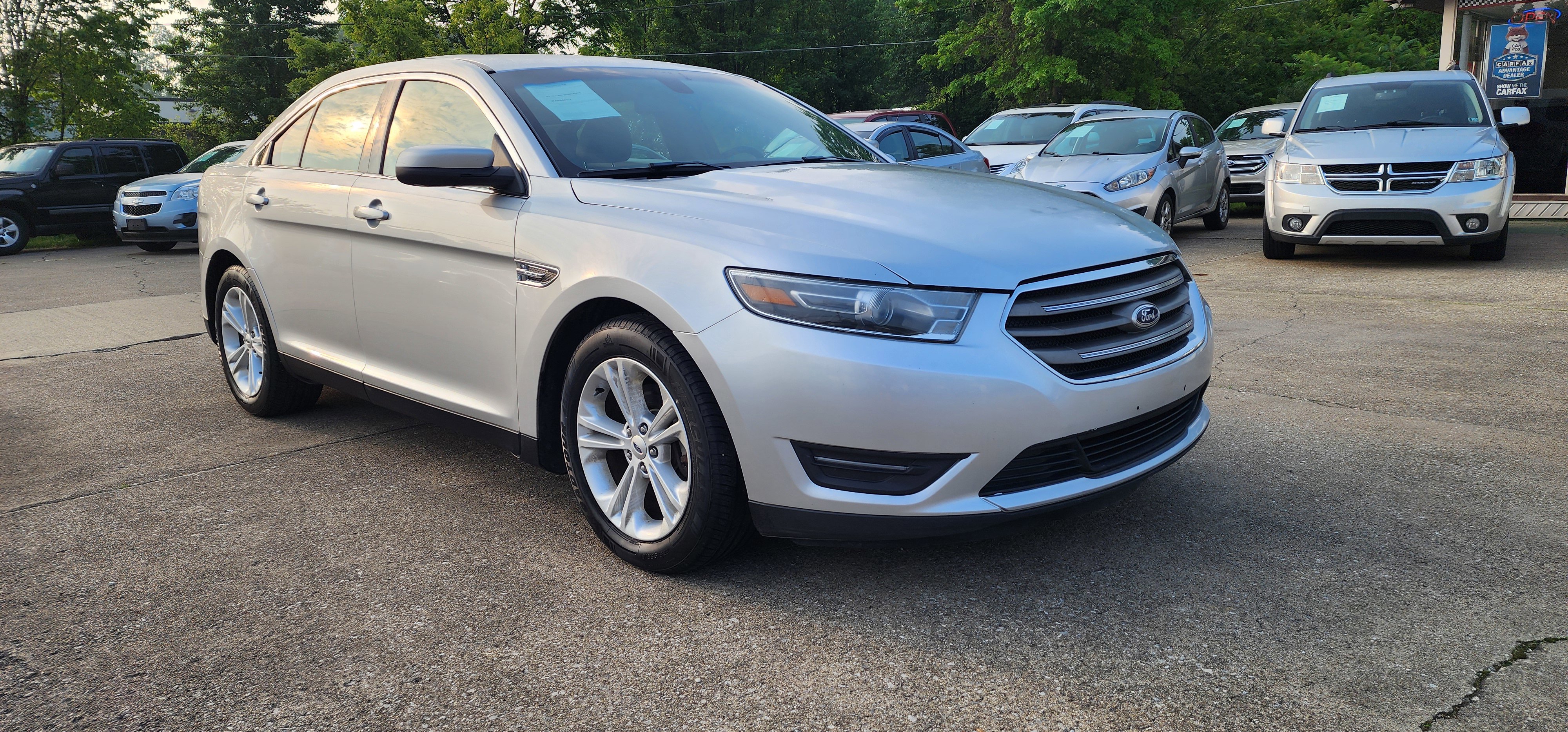 Used 2015 Ford Taurus SEL image 2