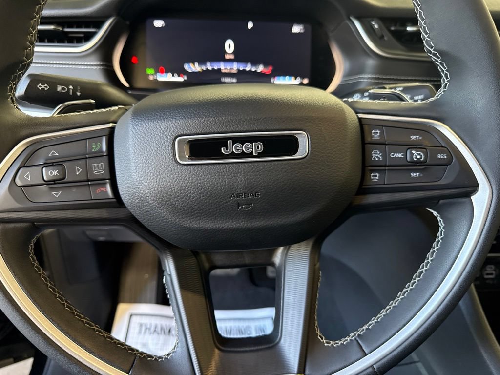 Used 2023 Jeep Grand Cherokee Laredo AWD/4WD image 25