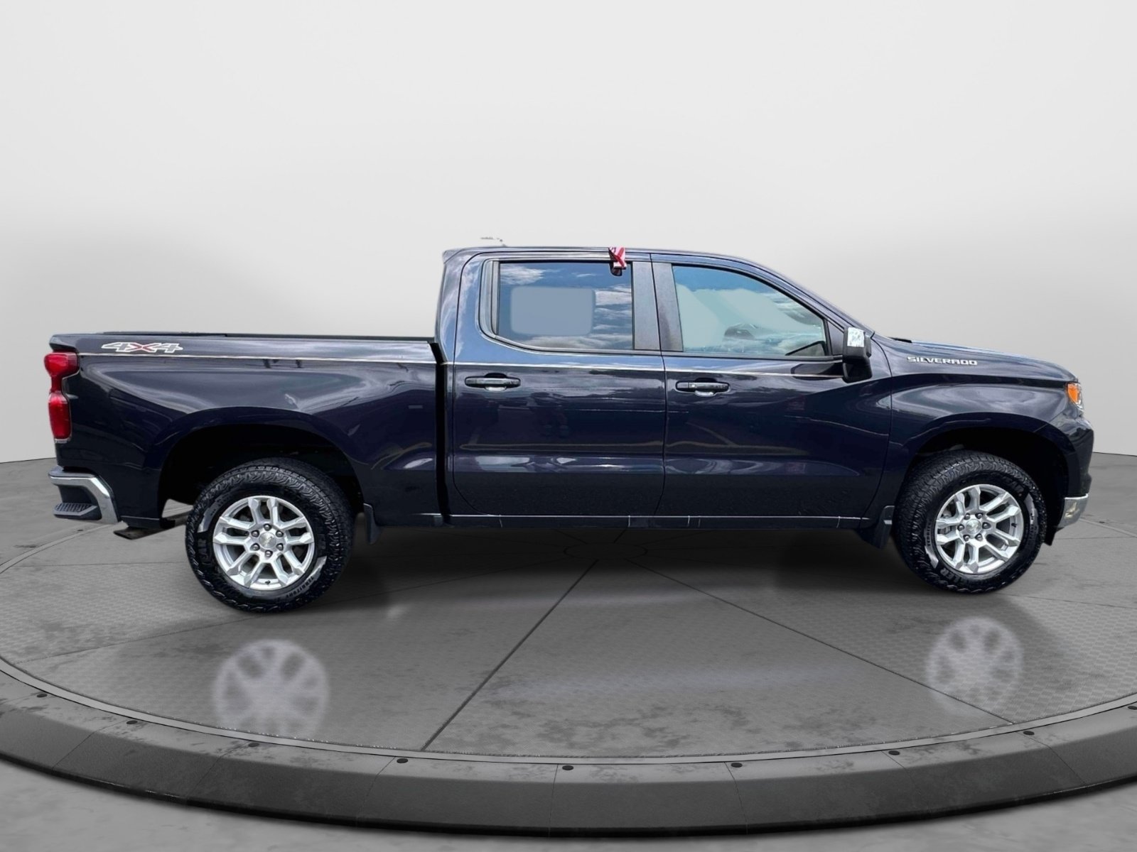 Used 2022 Chevrolet Silverado 1500 LT AWD/4WD image 3