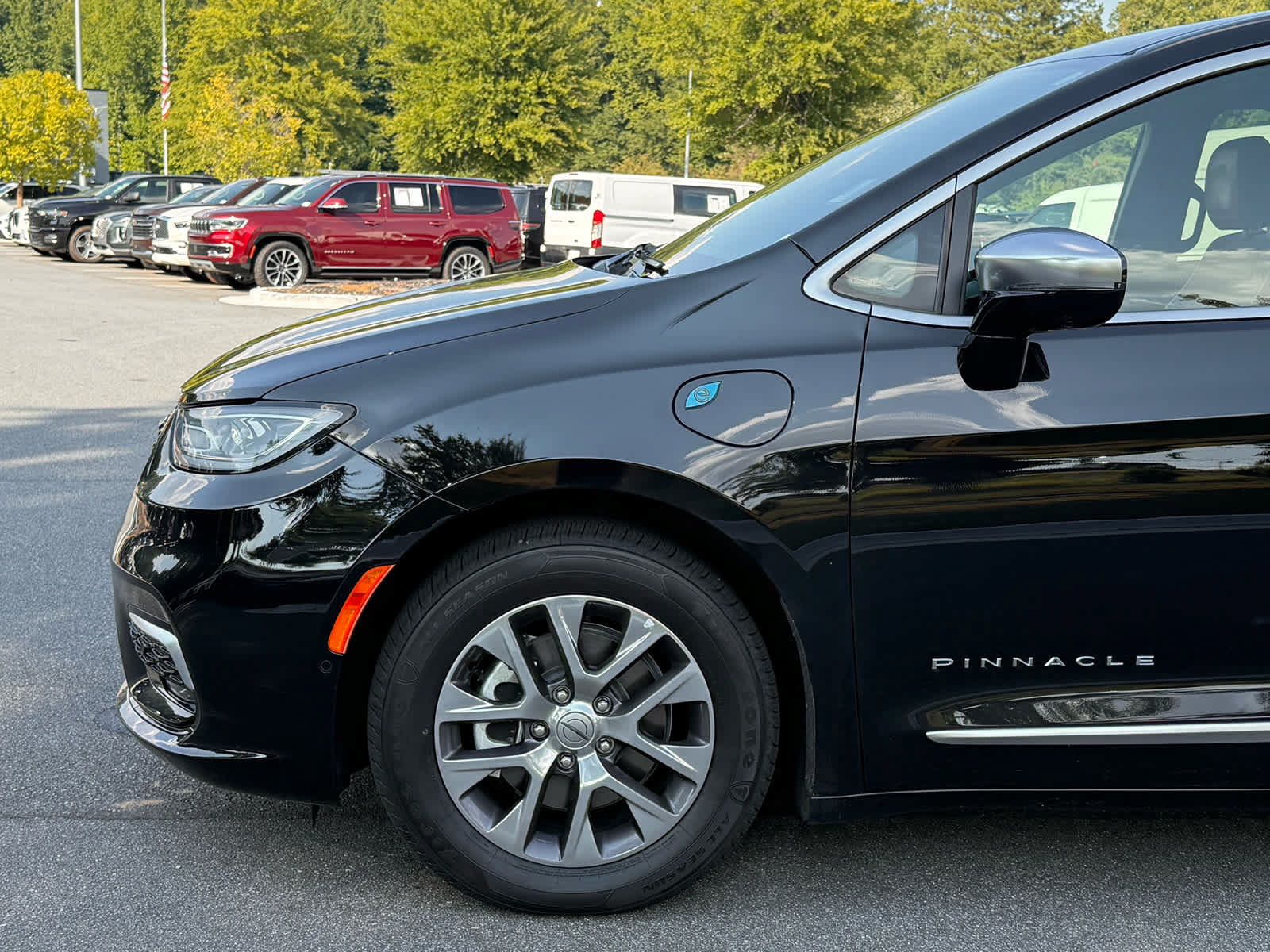 Used 2025 Chrysler Pacifica Pinnacle FWD image 11