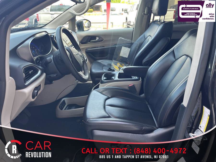 Used 2023 Chrysler Pacifica Touring-L FWD image 14