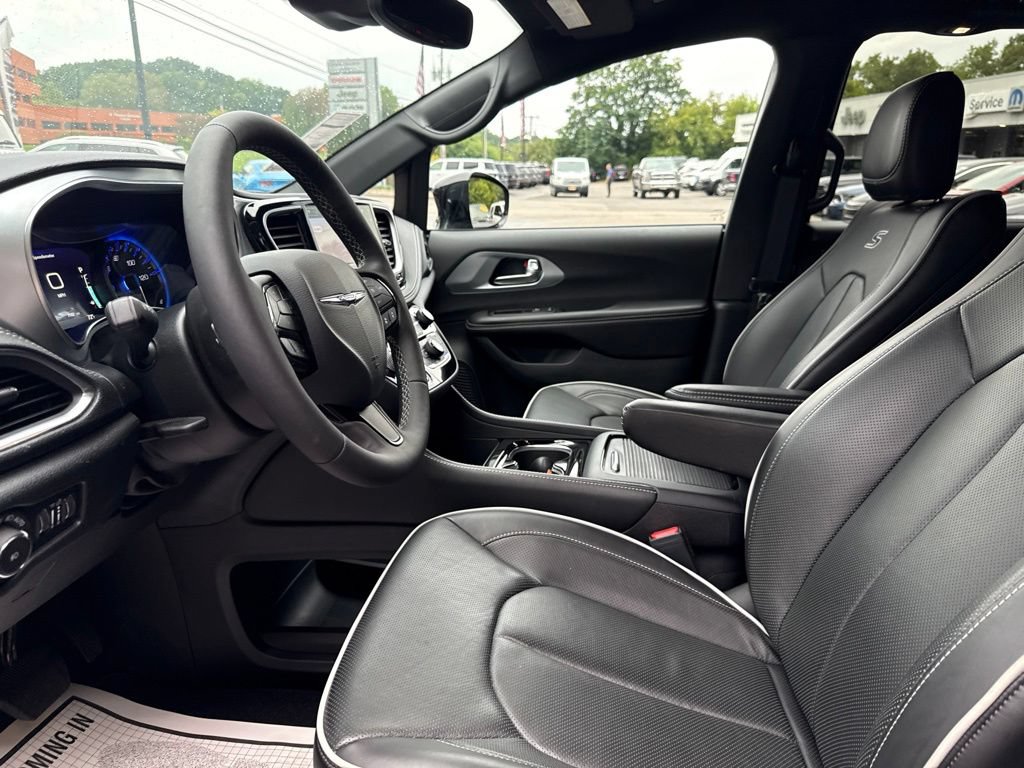 New 2026 Chrysler Pacifica Limited w/ S Appearance Package AWD/4WD image 9