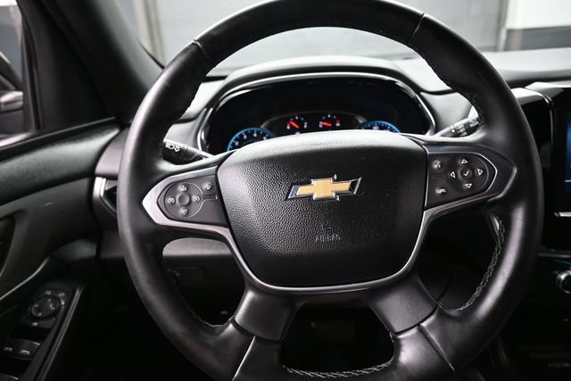Used 2023 Chevrolet Traverse LT FWD image 2