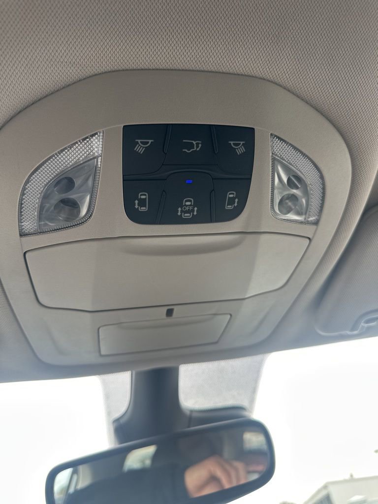 Used 2024 Chrysler Pacifica Touring-L image 26